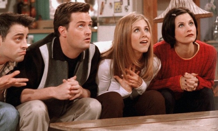 friends-cast-watching-tv-e14
